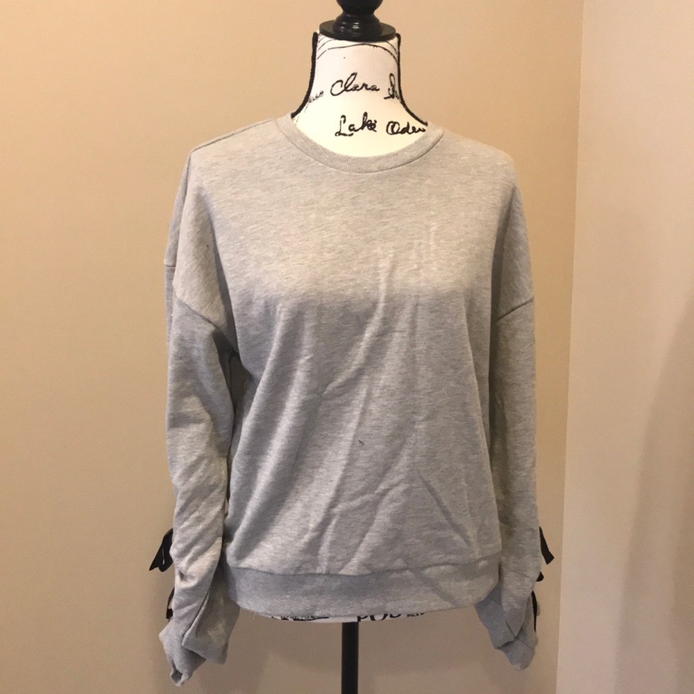 Stylish sweatshirt with black bow accent